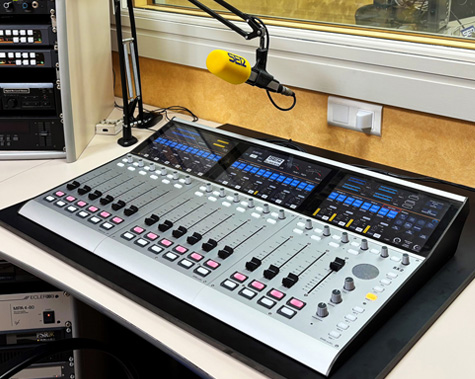 Estudios de Radio Sabinal, Cadena SER Almería, con la consola digital SX2 DHD suministrada e instalada por ASPA Broadcast.